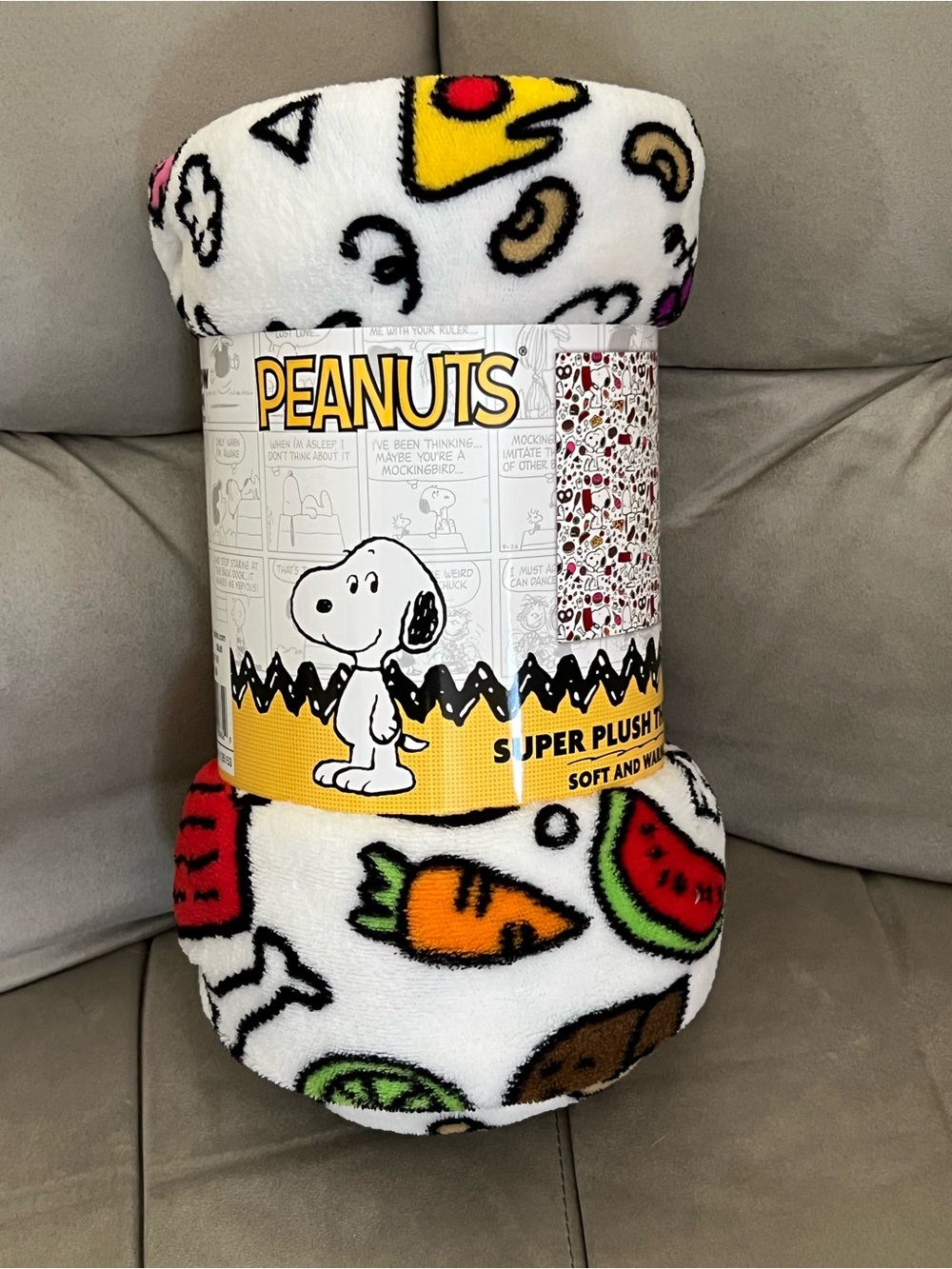 Peanuts Snoopy Super Plush Throw Blanket - White and Multi-Color Print. NWT
